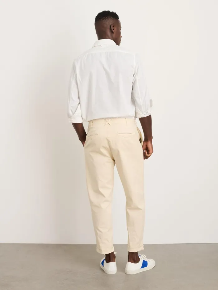 Alex Mill Pants Men Standard Pleated Pant In Chino Oat Milk