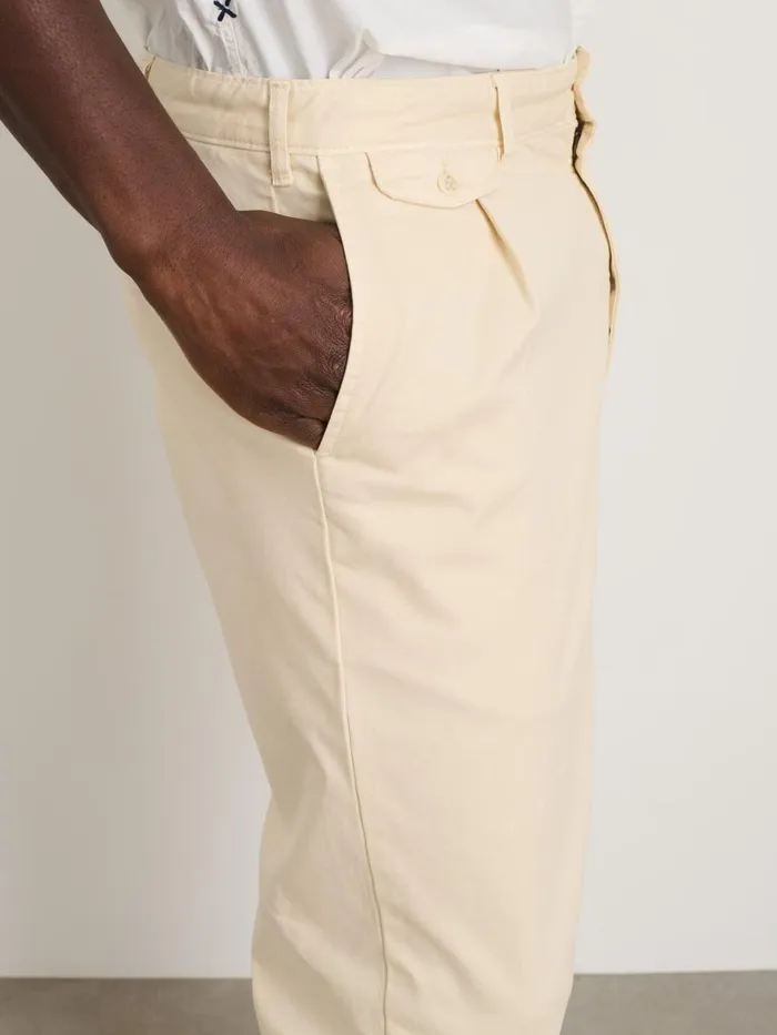 Alex Mill Pants Men Standard Pleated Pant In Chino Oat Milk