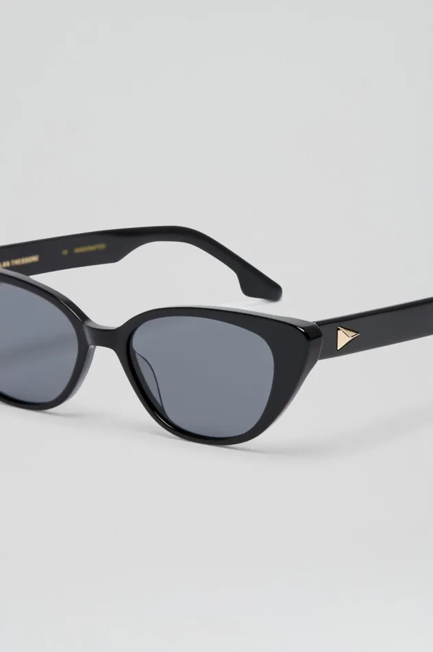Eyewear Women Scanlan Theodore ST FELINE OVAL SUNGLASSES Black Eyewear Women Scanlan Theodore ST FELINE OVAL SUNGLASSES Black