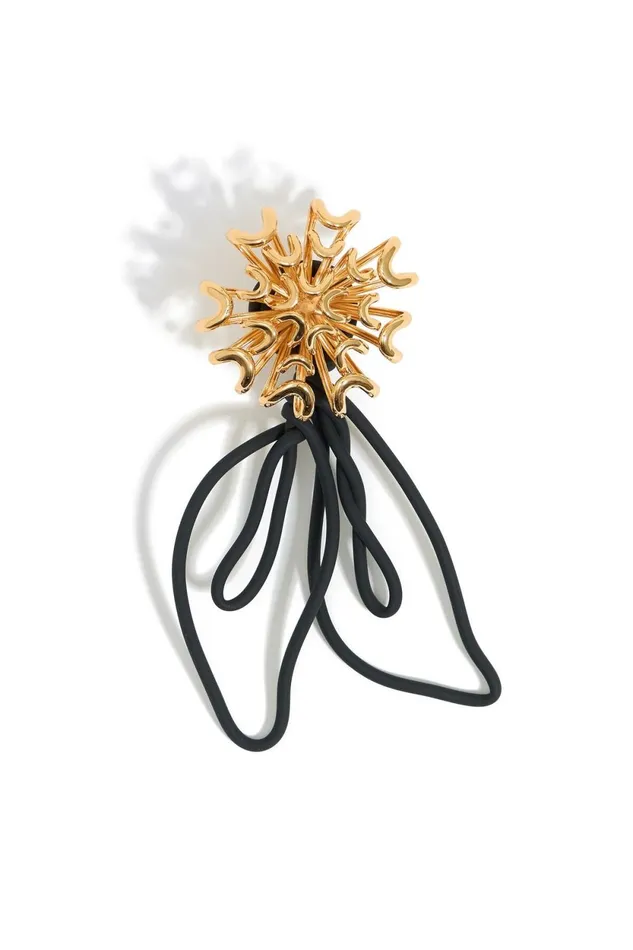 Gold Chrysanthemum Ring With Black Leaves Black Women Bimba Y Lola Bimba Y Palomo